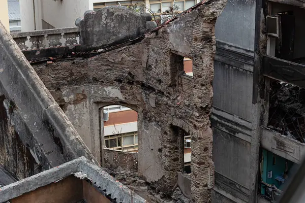 Salvador, Bahia, Brezilya - 13 Ağustos 2025: Yangından sonra yıkıma hazır harabe bir binanın yukarıdan görüntüsü. Salvador, Brezilya.