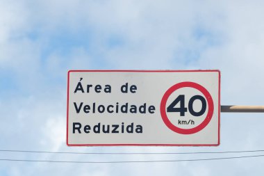 Trafik levhası yoldaki maksimum hızın 40 km 'ye düşürüldüğünü bildiriyor. Trafik işaretleri.