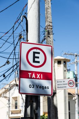 Üç taksinin o konuma park etmesine izin verildiğini bildiren bir trafik işareti. Trafik işaretleri.