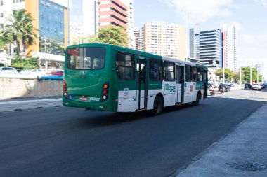 Salvador, Bahia, Brezilya - 20 Ağustos 2025: Salvador, Bahia 'da Avenida Antonio Carlos Magalhaes üzerinde hafif araçların seyahat ettiği görüldü..