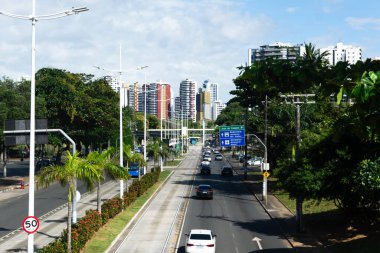 Salvador, Bahia, Brezilya - 20 Ağustos 2025 Antonio Carlos Magalhaes Bulvarı 'nda trafik hareketi. Bahia, Salvador şehri..