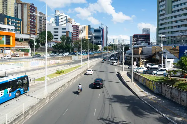 Salvador, Bahia, Brezilya - 20 Ağustos 2025: Salvador, Bahia 'da Avenida Antonio Carlos Magalhaes üzerinde hafif araçların seyahat ettiği görüldü..