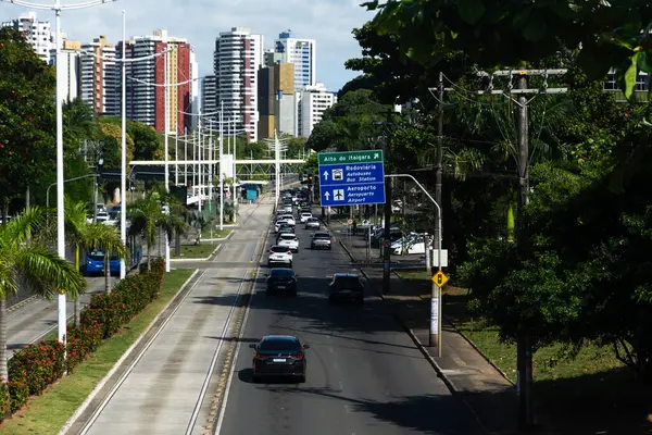 Salvador, Bahia, Brezilya - 20 Ağustos 2025: Salvador, Bahia 'da Avenida Antonio Carlos Magalhaes üzerinde hafif araçların seyahat ettiği görüldü..
