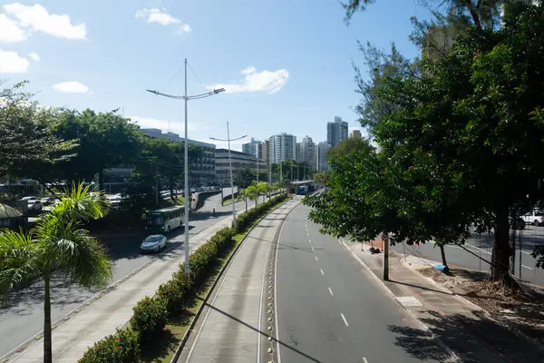 Salvador, Bahia, Brezilya - 20 Ağustos 2025: Salvador, Bahia 'da güneşli bir günde Antonio Carlos Magalhaes Bulvarı.