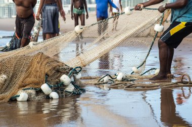 Kimliği belirsiz balıkçıların yarısı balık ağı çekiyor. Balıkçılık hobisi. Brezilya