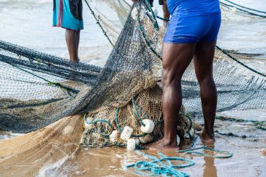Kimliği belirsiz balıkçıların yarısı balık ağı çekiyor. Balıkçılık hobisi. Brezilya