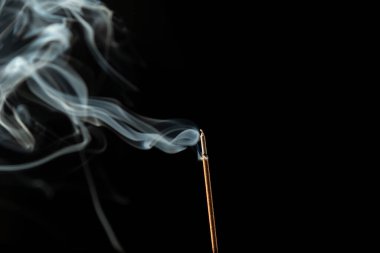 Beyaz duman dalgaları, siyah arka planda izole edilmiş tütsü dumanı. Stüdyo çekimi.