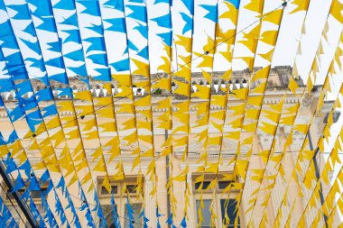 Saint John festivali için dekoratif flamalar, binaların arasına asılmış ve renkli. Pelourinho 'da Haziran festivali.