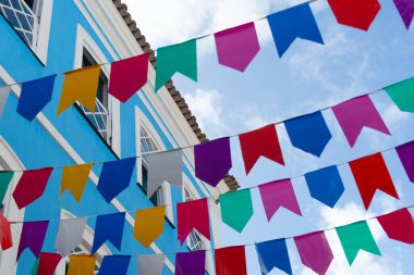 Salvador, Bahia, Brezilya - 18 Haziran 2025: Brezilya 'nın Salvador kentindeki Sao Joao festivali için renkli plastik bayraklarla dekorasyon.