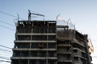 Salvador, Bahia, Brezilya - 09 Temmuz 2025: Brezilya 'nın Salvador kentindeki Ondina mahallesinde inşaat halindeki bir binanın görüntüsü.