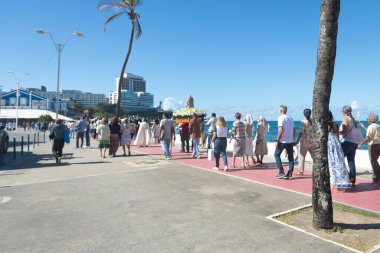 Salvador, Bahia, Brezilya - 20 Temmuz 2025: Salvador, Bahia sahilinde güneşli bir Pazar günü Katolik inananların dini bir törene katılması.