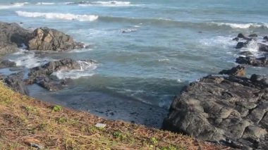 Okyanus Dalgaları Beyaz Köpük ve Dinamik Plaj Sahnesi ile Kıyıya Çarpıyor