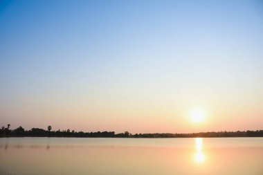 Doğal manzara parlak turuncu gökyüzü ve güzel güneş ışığı