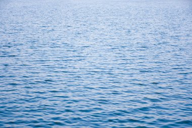 Suyun yüzeyi akşamları masmaviydi, rüzgar esiyordu, küçük dalgalar yaratıyordu..