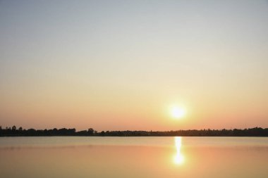 Doğal manzara parlak turuncu gökyüzü ve güzel güneş ışığı