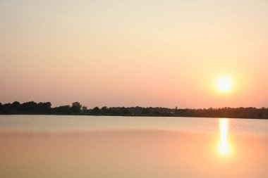 Doğal manzara parlak turuncu gökyüzü ve güzel güneş ışığı