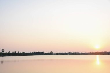 Doğal manzara parlak turuncu gökyüzü ve güzel güneş ışığı