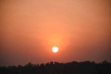 Doğal manzara parlak turuncu gökyüzü ve güzel güneş ışığı