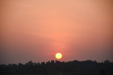 Doğal manzara parlak turuncu gökyüzü ve güzel güneş ışığı
