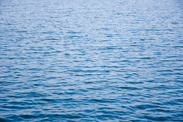 Vattnets Yta Var Azure Kvällen Vinden Blåser Skapar Små Vågor — Stockfoto