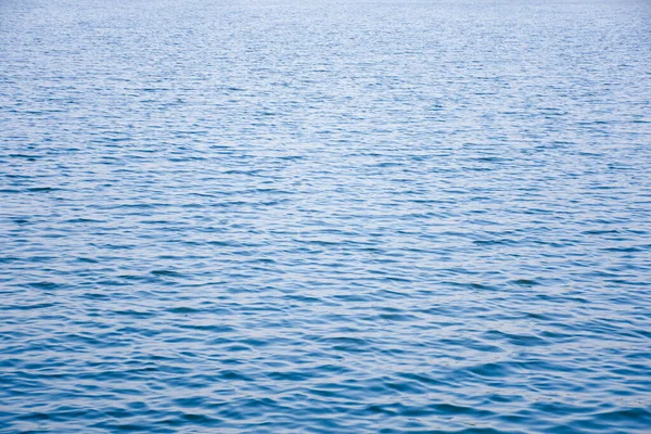 Oppervlakte Van Het Water Azuurblauw Avond Wind Waait Waardoor Kleine — Stockfoto