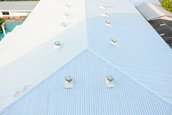 商业建筑用金属板屋面 — 图库照片