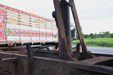 Eski kamyonun paslı yüzeyinin metal tabakasının aşınması ve tuz ve yol reaksiyonları yüzünden hasar görmüş yüzeyler..
