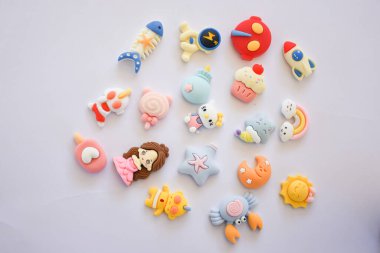 Khon Kaen, Tayland, 13 Kasım 2022, beyaz arkaplanda bir çizgi film karakterinin yakın çekimi..