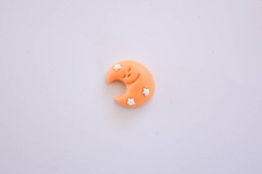 Khon Kaen, Tayland, 13 Kasım 2022, beyaz arkaplanda bir çizgi film karakterinin yakın çekimi..