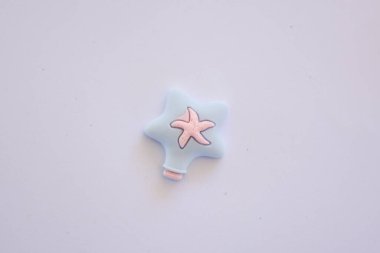 Khon Kaen, Tayland, 13 Kasım 2022, beyaz arkaplanda bir çizgi film karakterinin yakın çekimi..