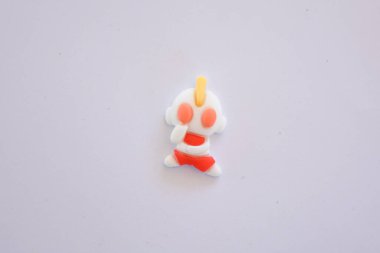 Khon Kaen, Tayland, 13 Kasım 2022, beyaz arkaplanda bir çizgi film karakterinin yakın çekimi..