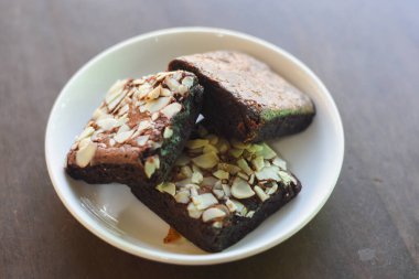 Beyaz tabakta brovniler