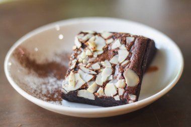 Beyaz tabakta brovniler