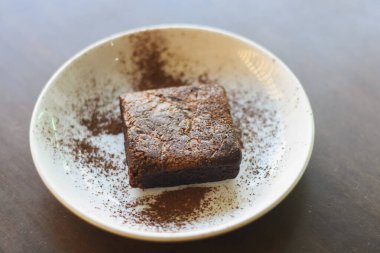 Beyaz tabakta brovniler