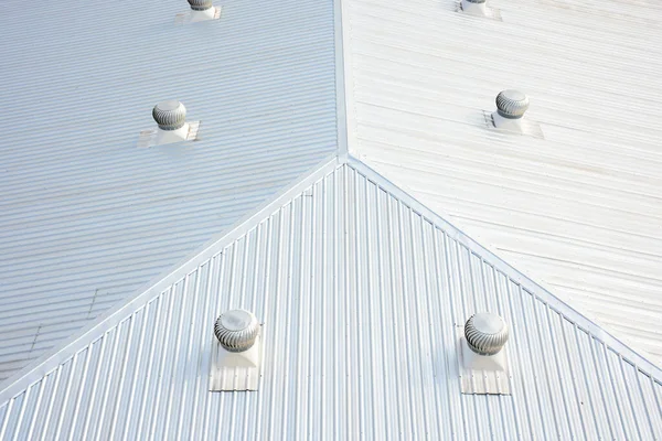 Ticari Yapı Için Metal Kaplama Çatısı — Stok fotoğraf