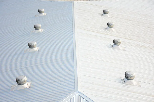 商业建筑用金属板屋面 — 图库照片