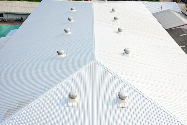 Металлическая Крыша Коммерческого Строительства — стоковое фото