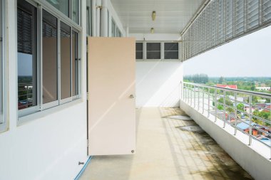 Ticari bina kapıları, çelik kapılar.