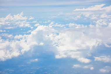 Uçaktan bulutların üstündeki gökyüzüne bak..