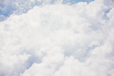 Uçaktan bulutların üstündeki gökyüzüne bak..