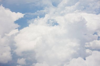 Uçaktan bulutların üstündeki gökyüzüne bak..