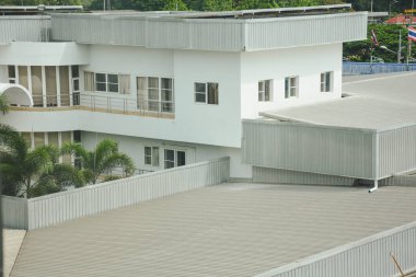 Ticari inşaatta metal kaplama çatısı