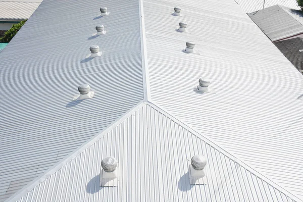 商业建筑金属板屋面 — 图库照片