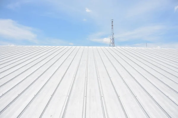 Plechová Střecha Komerční Výstavbě Modrou Oblohou — Stock fotografie
