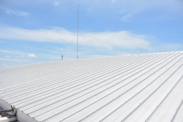 青い空の下で建設中の金属板屋根 — ストック写真