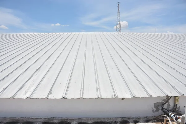 Plechová Střecha Komerční Výstavbě Modrou Oblohou — Stock fotografie