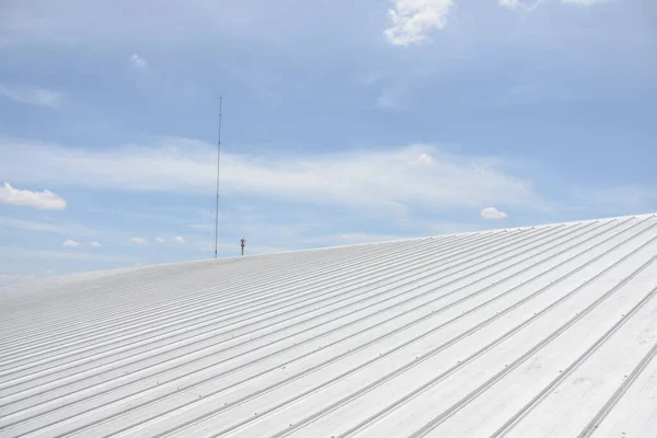 青い空の下で建設中の金属板屋根 — ストック写真