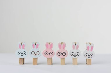 beyaz arkaplanda çok renkli ahşap klips