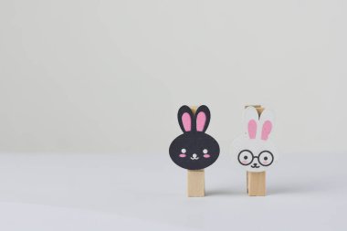 beyaz arkaplanda çok renkli ahşap klips