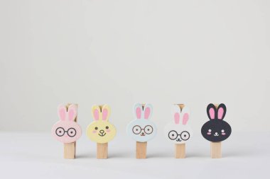 beyaz arkaplanda çok renkli ahşap klips